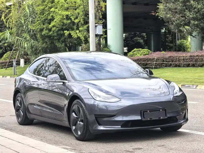 Tesla Model 3 — миниатюра 2
