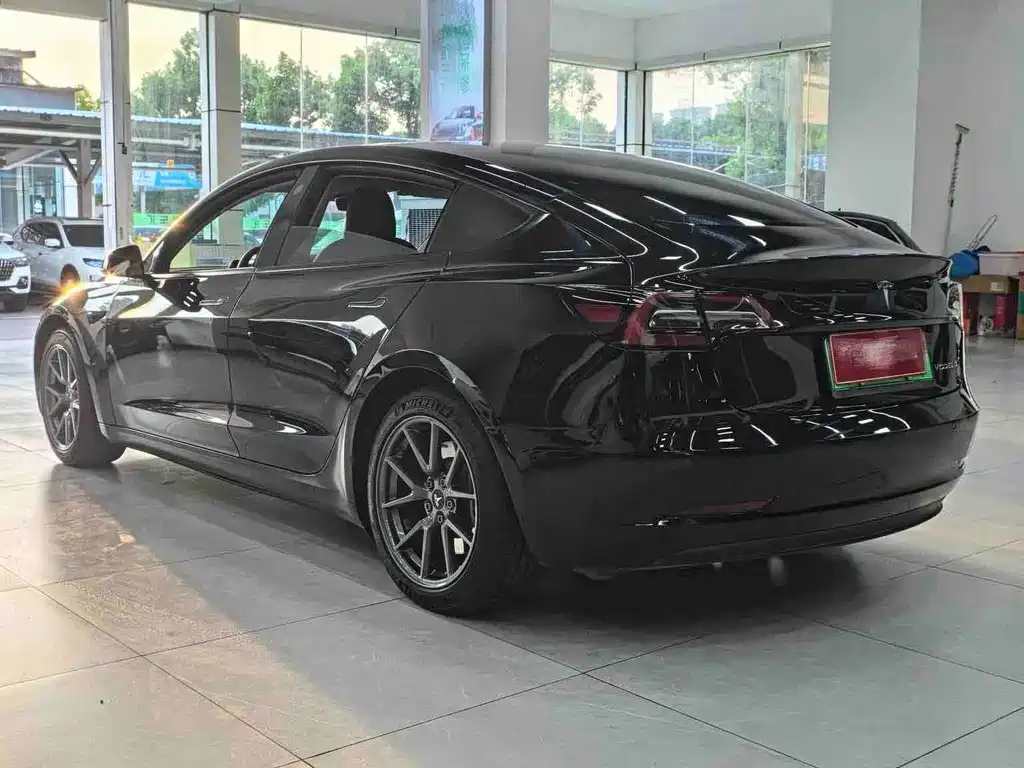 Tesla Model 3 — миниатюра 12