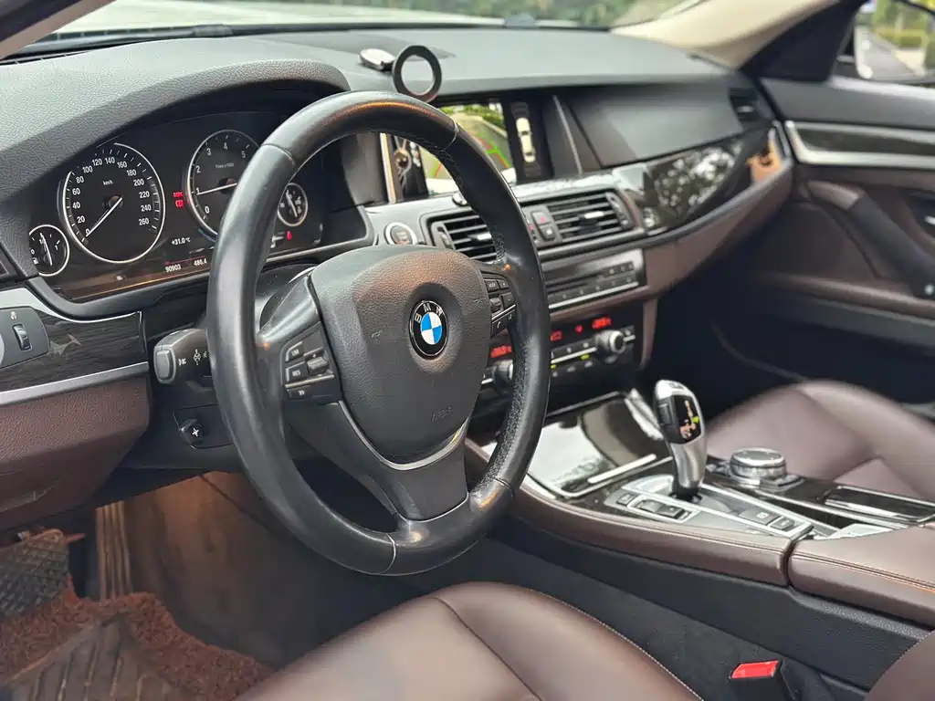 BMW 5 Series — миниатюра 13