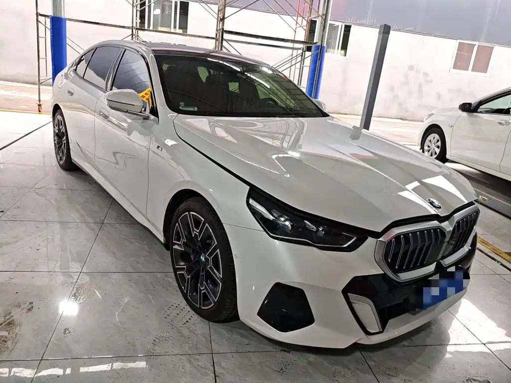 BMW 5 Series — миниатюра 2