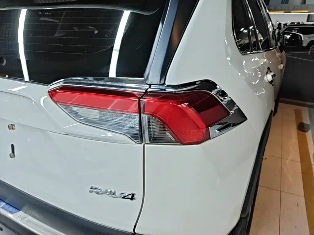 Toyota RAV4 — миниатюра 8