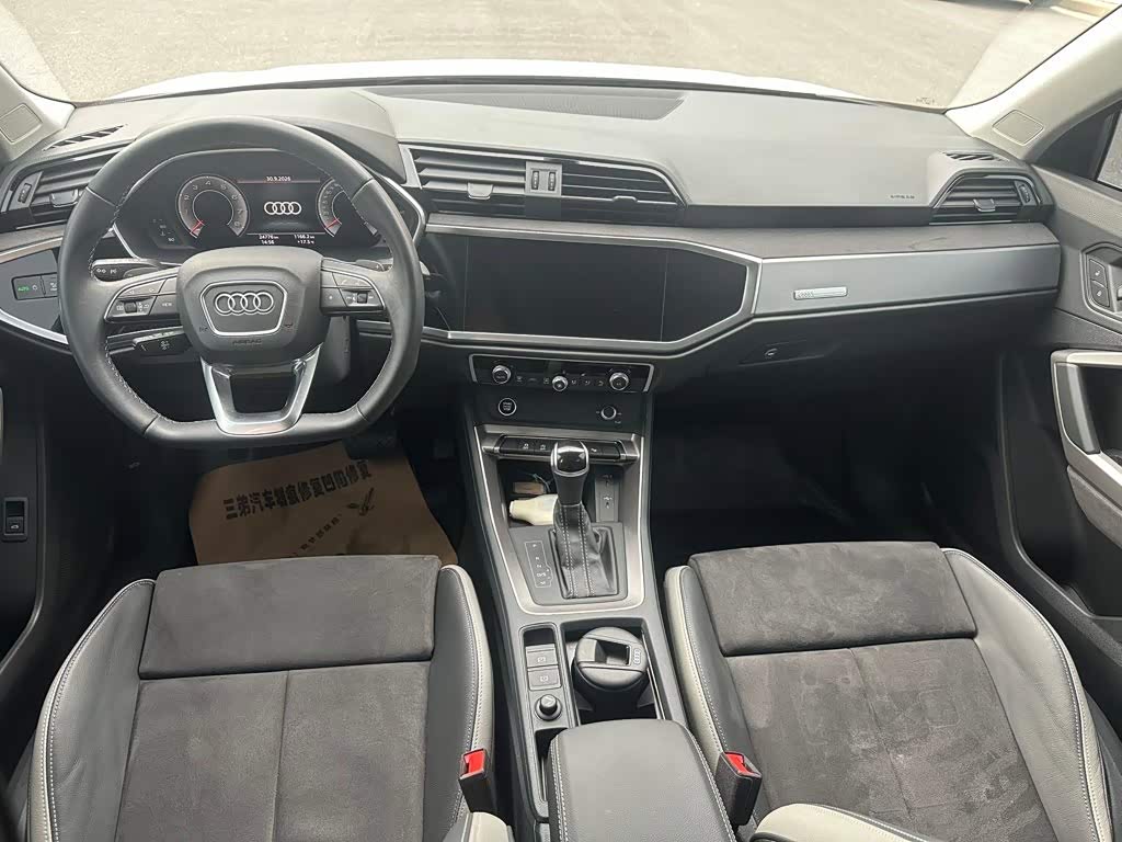 Audi Q3 1.4 л 2022 г. Белый, пробег 25000 км