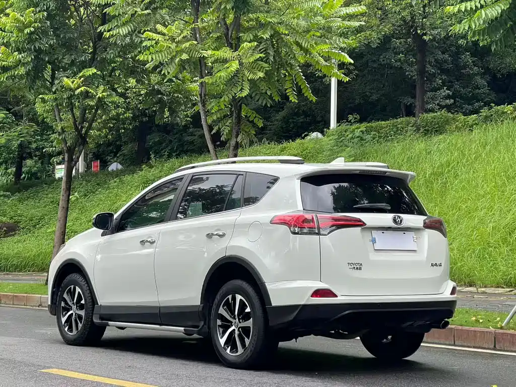 Toyota RAV4 — миниатюра 8