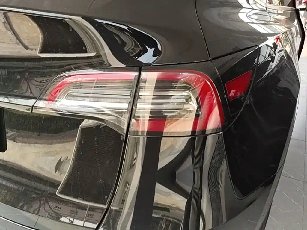 Tesla Model Y — миниатюра 8