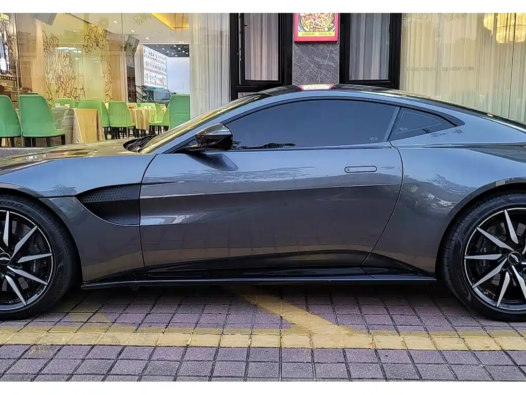 ASTON MARTIN V8 VANTAGE