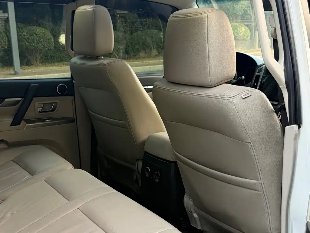 Mitsubishi Pajero (Import) — миниатюра 13