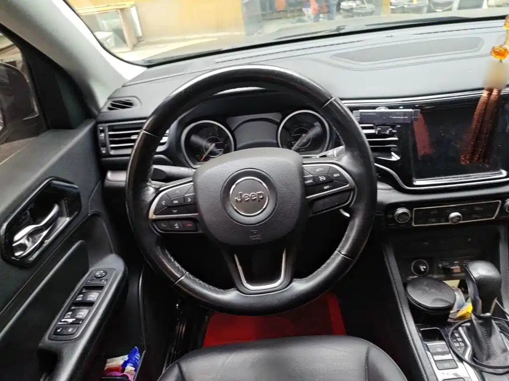 Jeep Commander — миниатюра 7