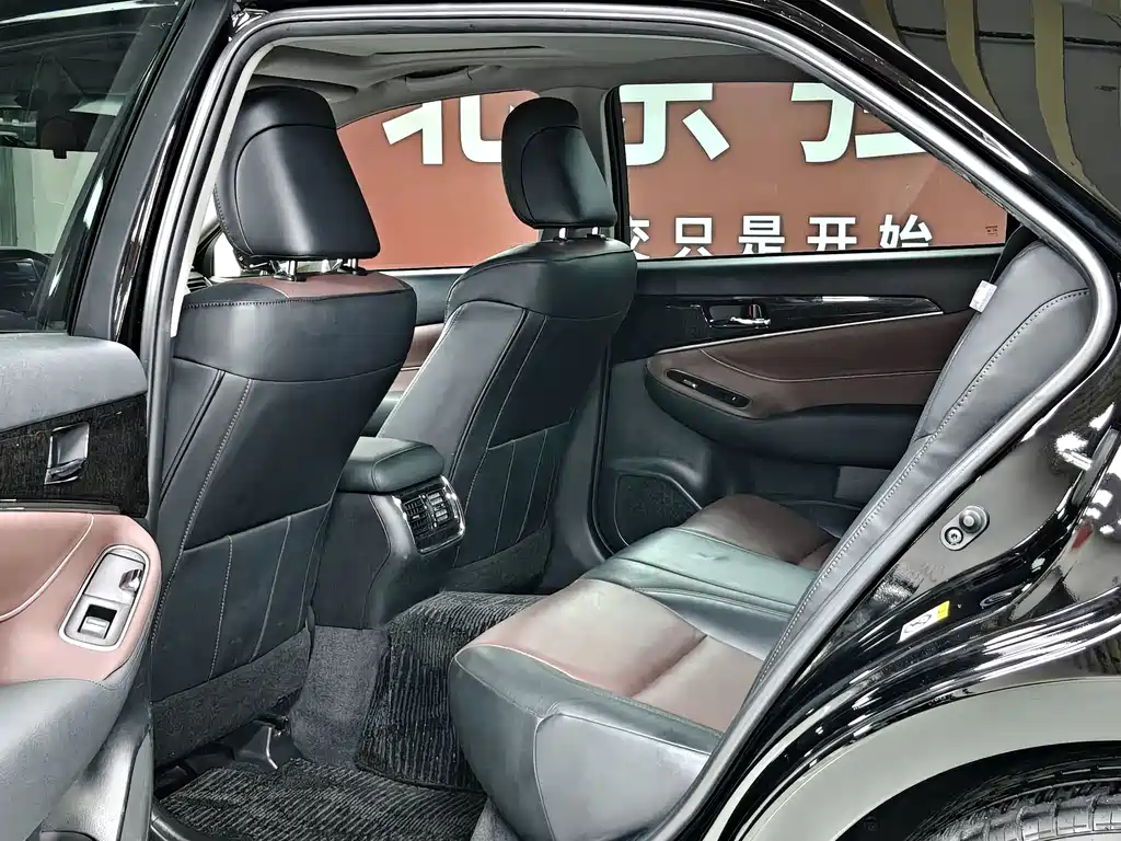 Toyota Crown — миниатюра 8
