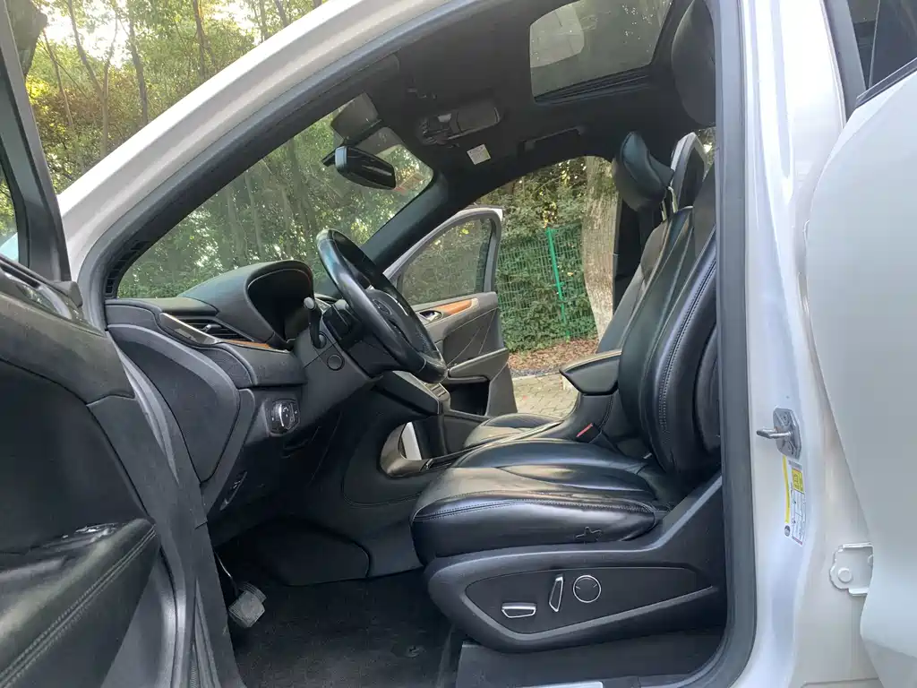 Lincoln MKC — миниатюра 14