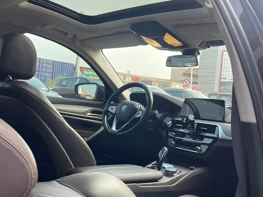 BMW 5 Series New Energy — миниатюра 6