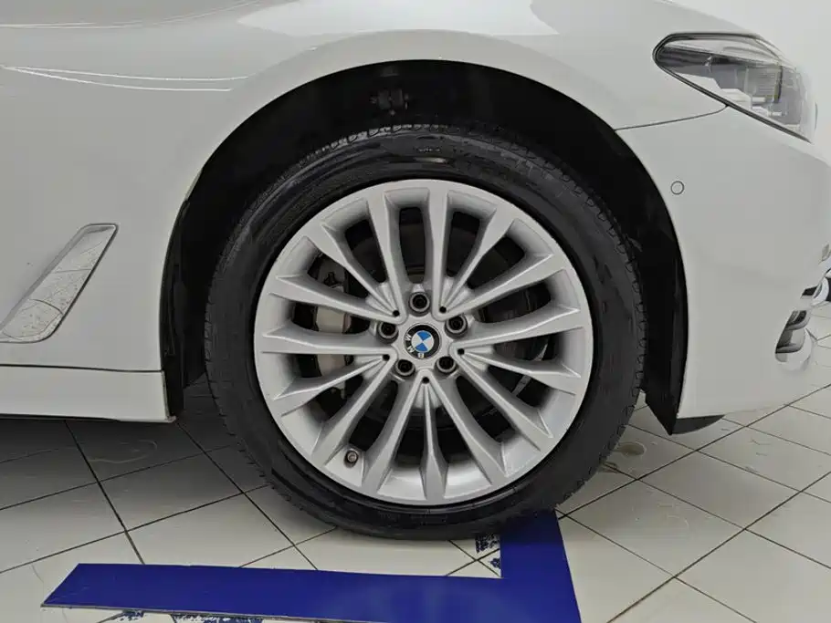 BMW 5 Series — миниатюра 6