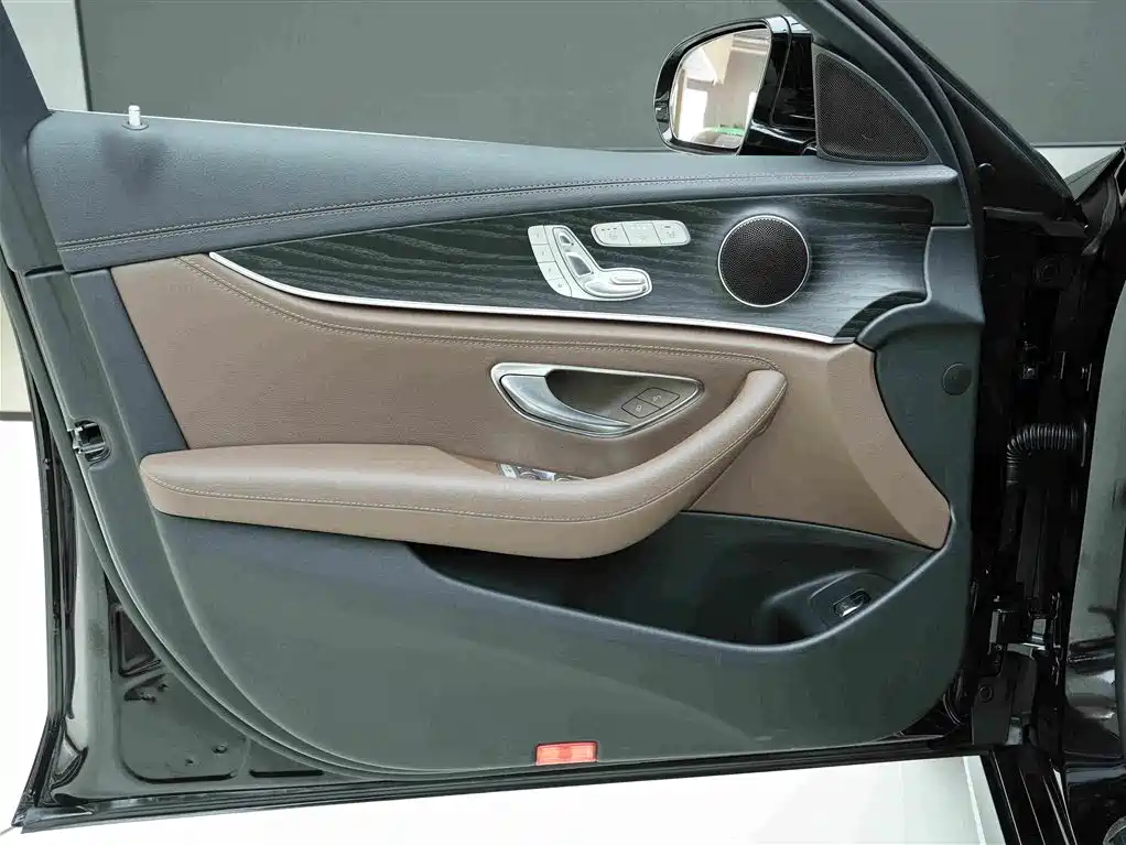 Mercedes-Benz E-Class — миниатюра 14