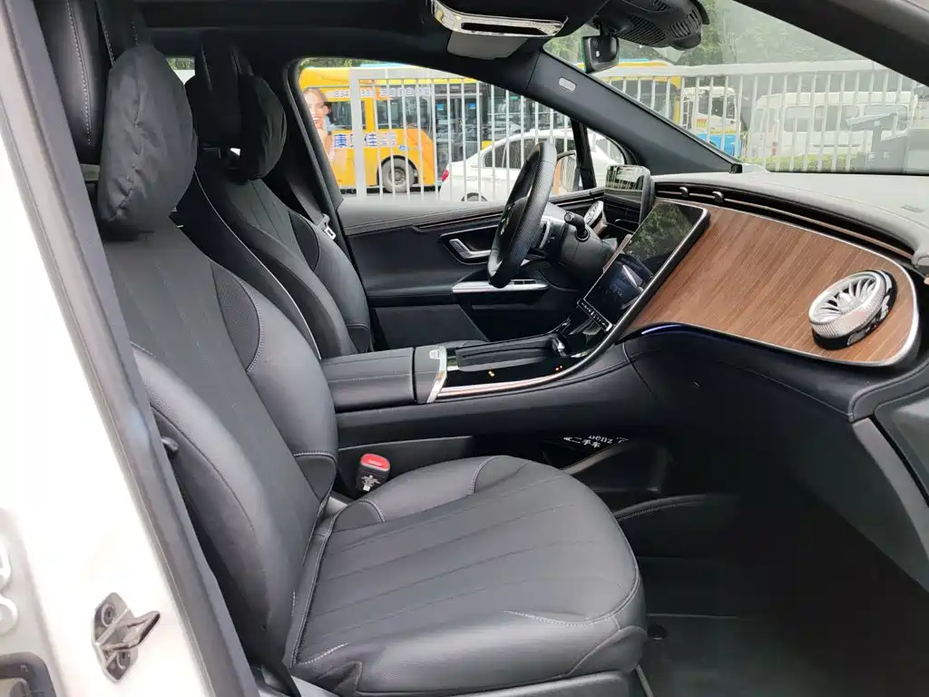 Mercedes-Benz EQE SUV — миниатюра 15