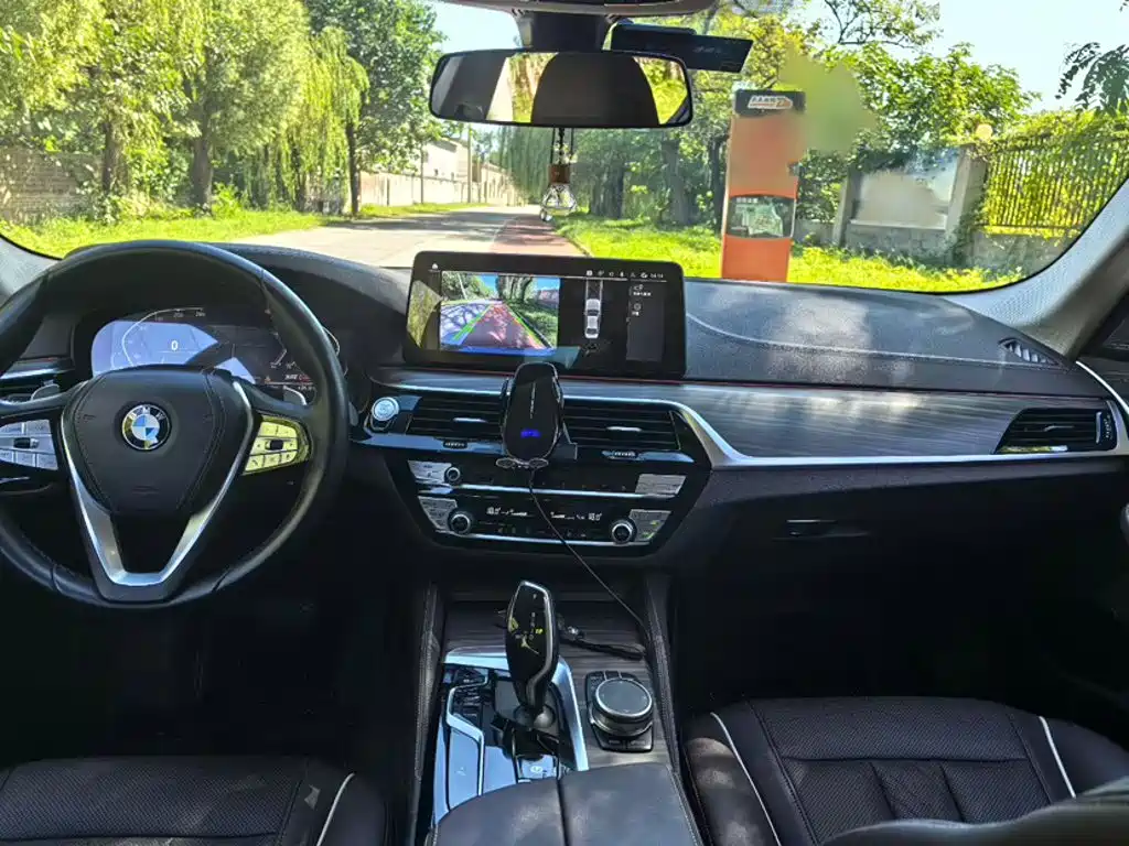 BMW 5 Series — миниатюра 12