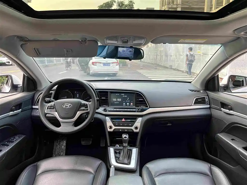 Hyundai Elantra — миниатюра 12