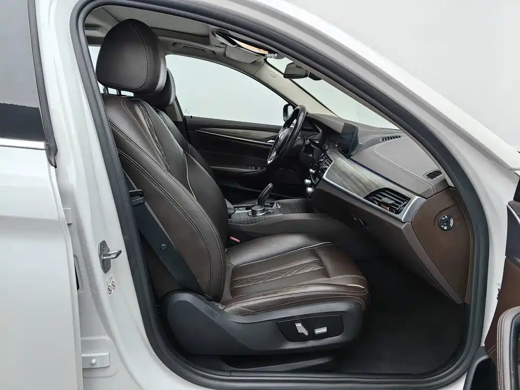 BMW 5 Series New Energy — миниатюра 23