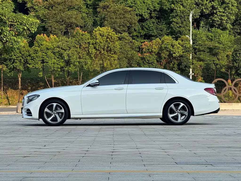 Mercedes-Benz E-Class — миниатюра 7