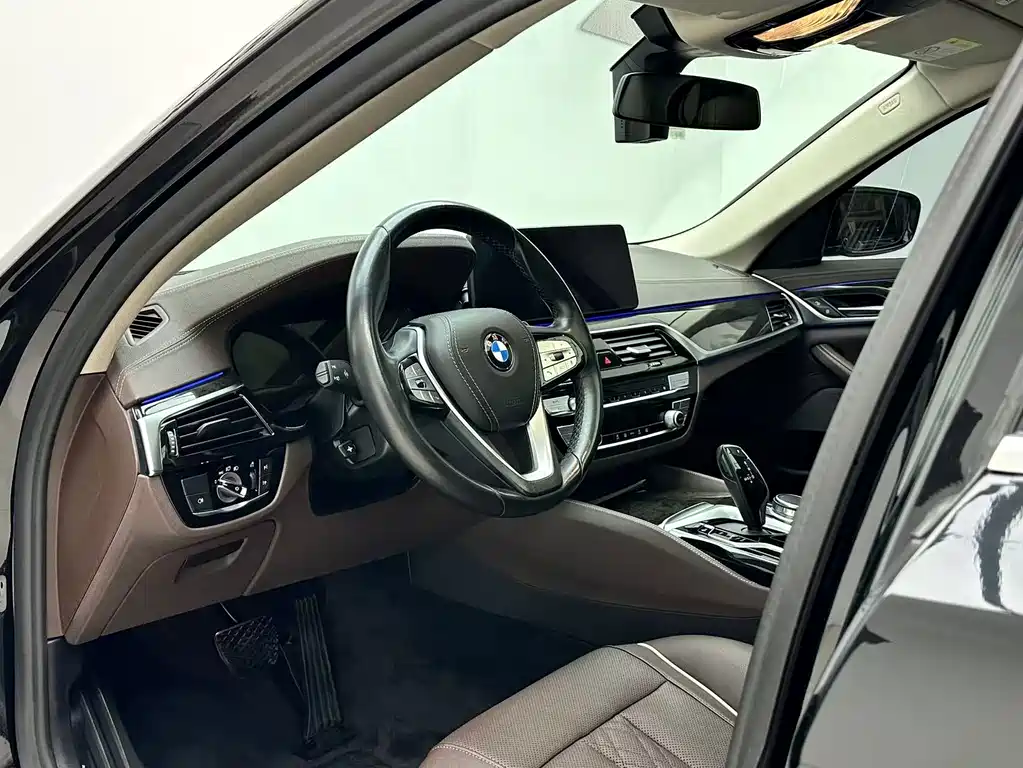 BMW 5 Series — миниатюра 13