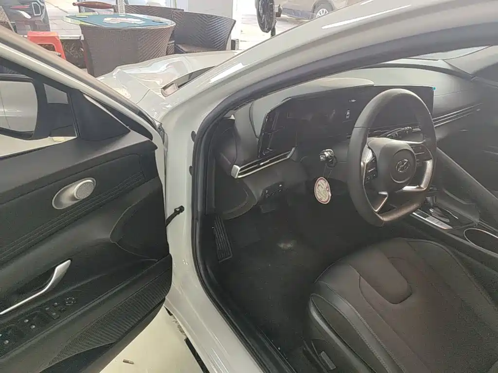 Hyundai Elantra — миниатюра 16
