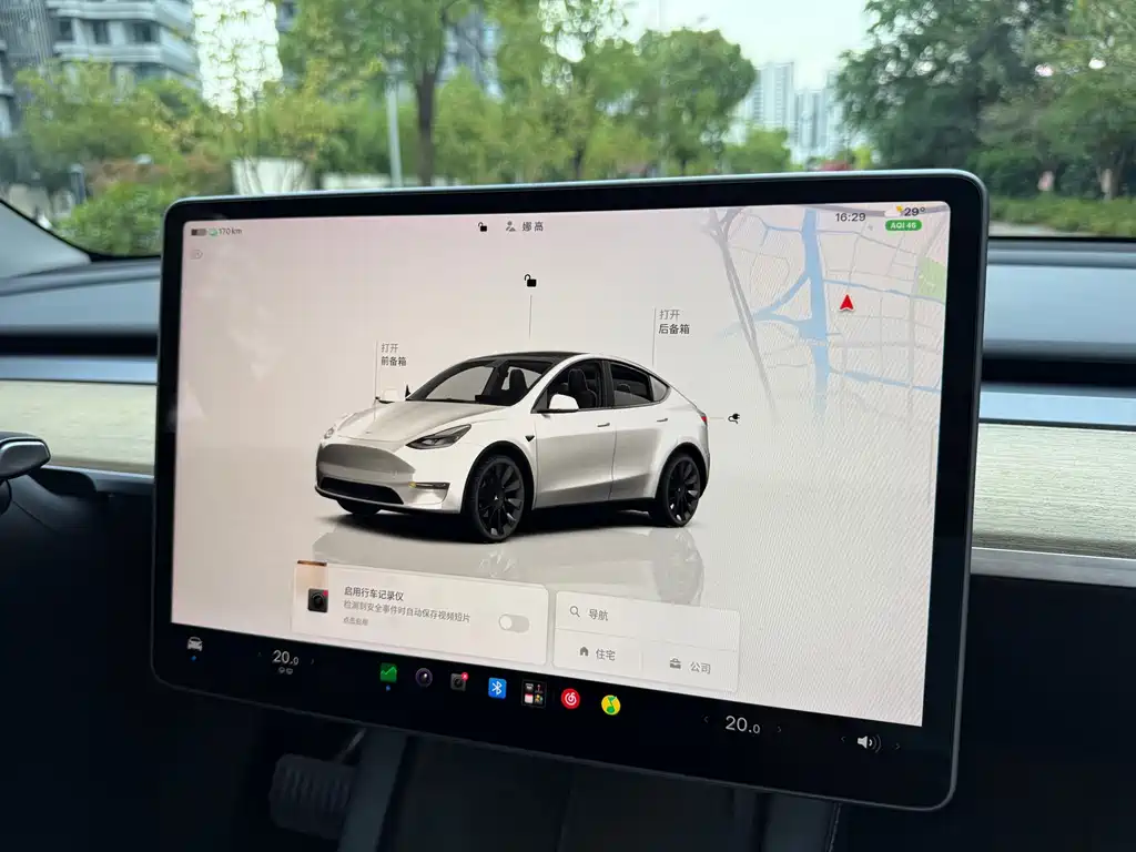 Tesla Model Y — миниатюра 15