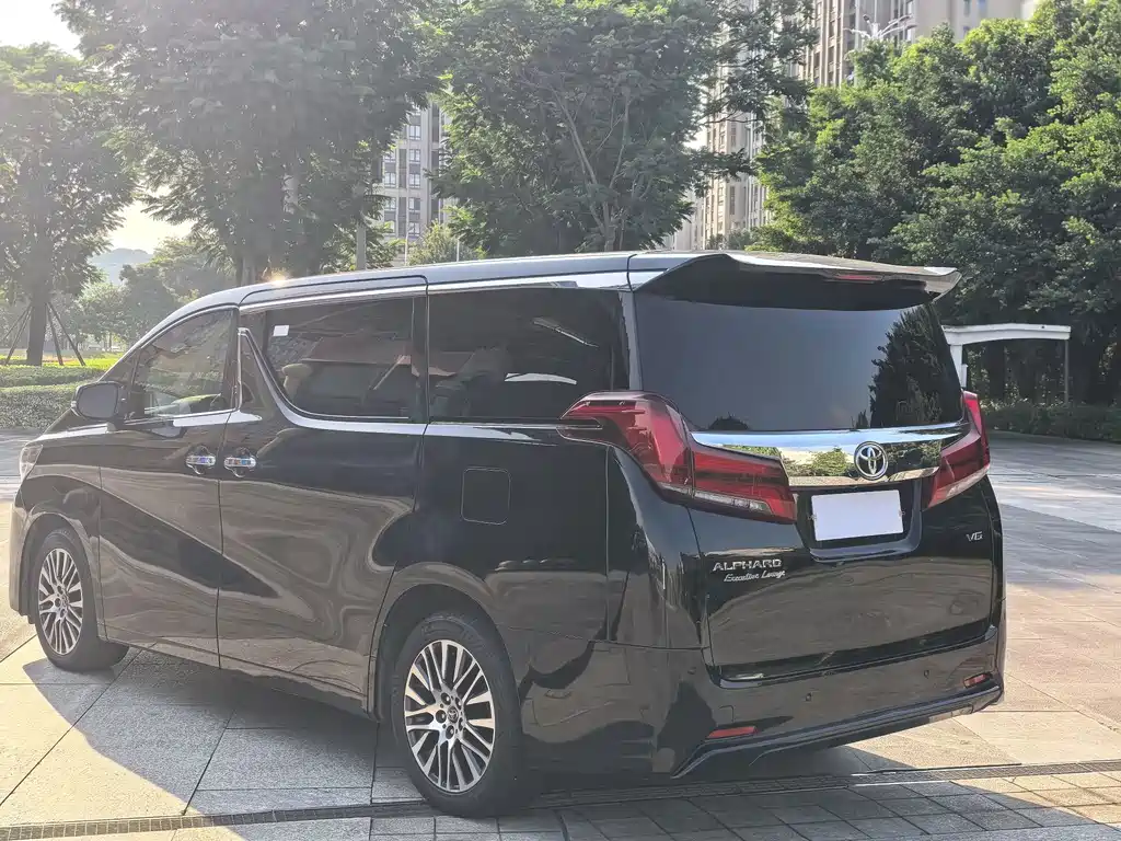 Toyota Alphard — миниатюра 7
