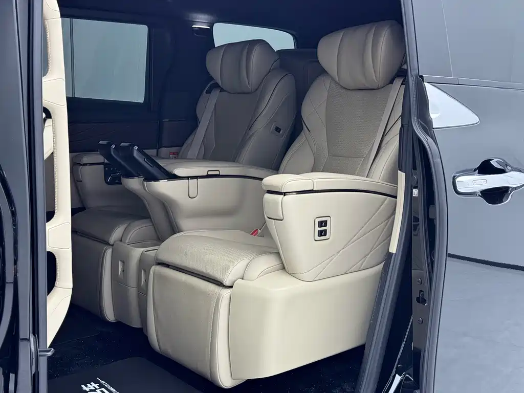 Toyota Vellfire — миниатюра 7
