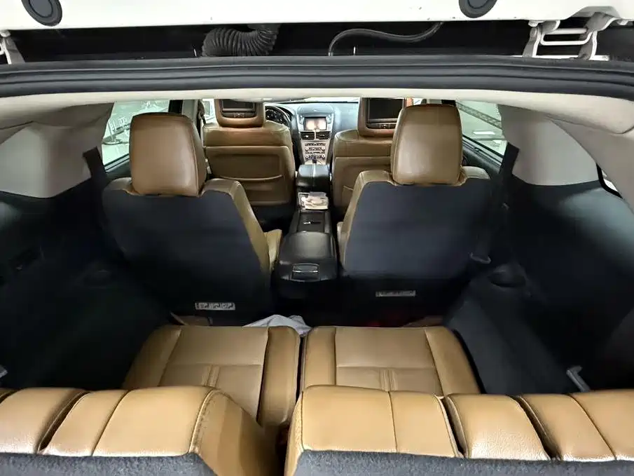 Lincoln MKT — миниатюра 19