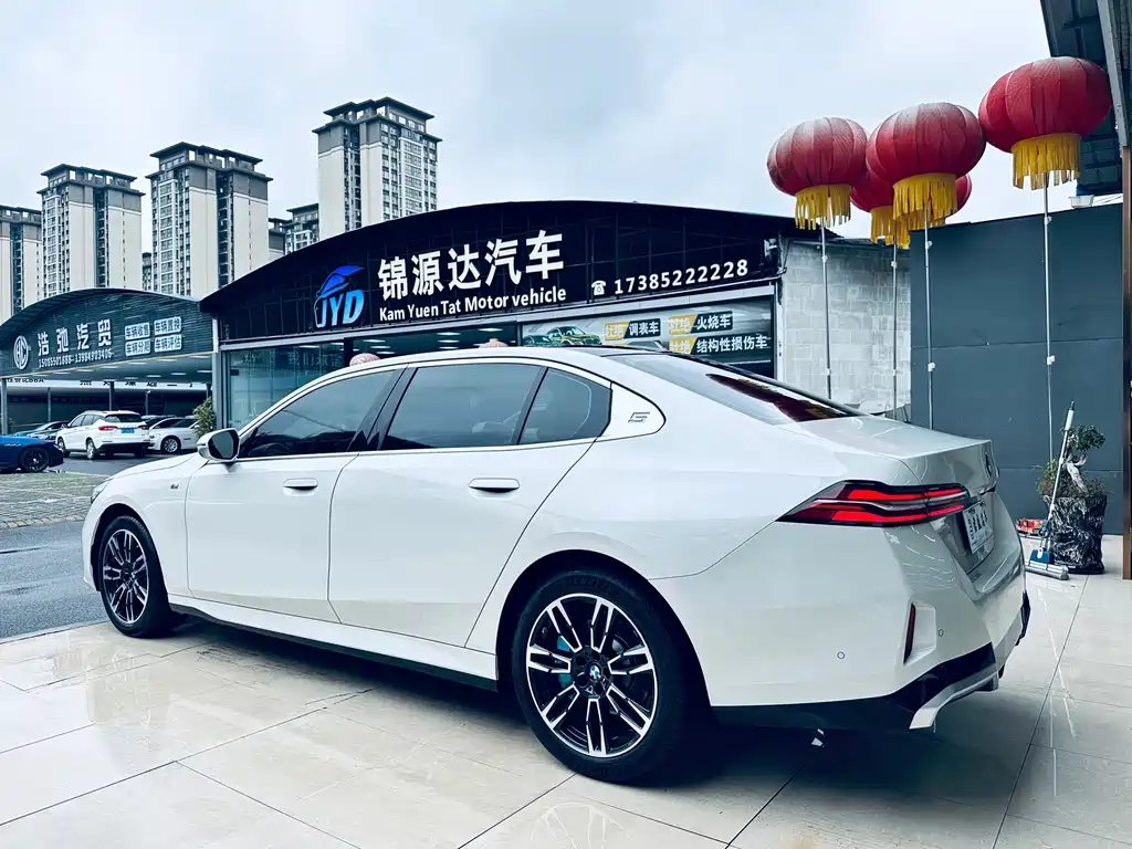 BMW 5 Series — миниатюра 7