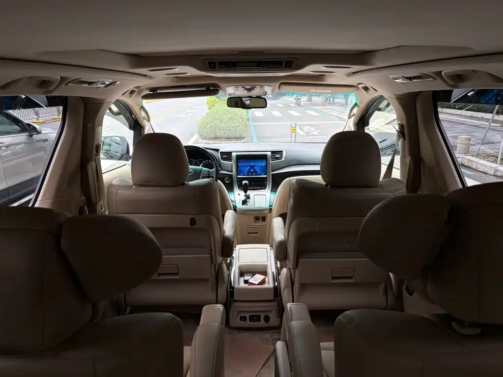 Toyota Alphard — миниатюра 11