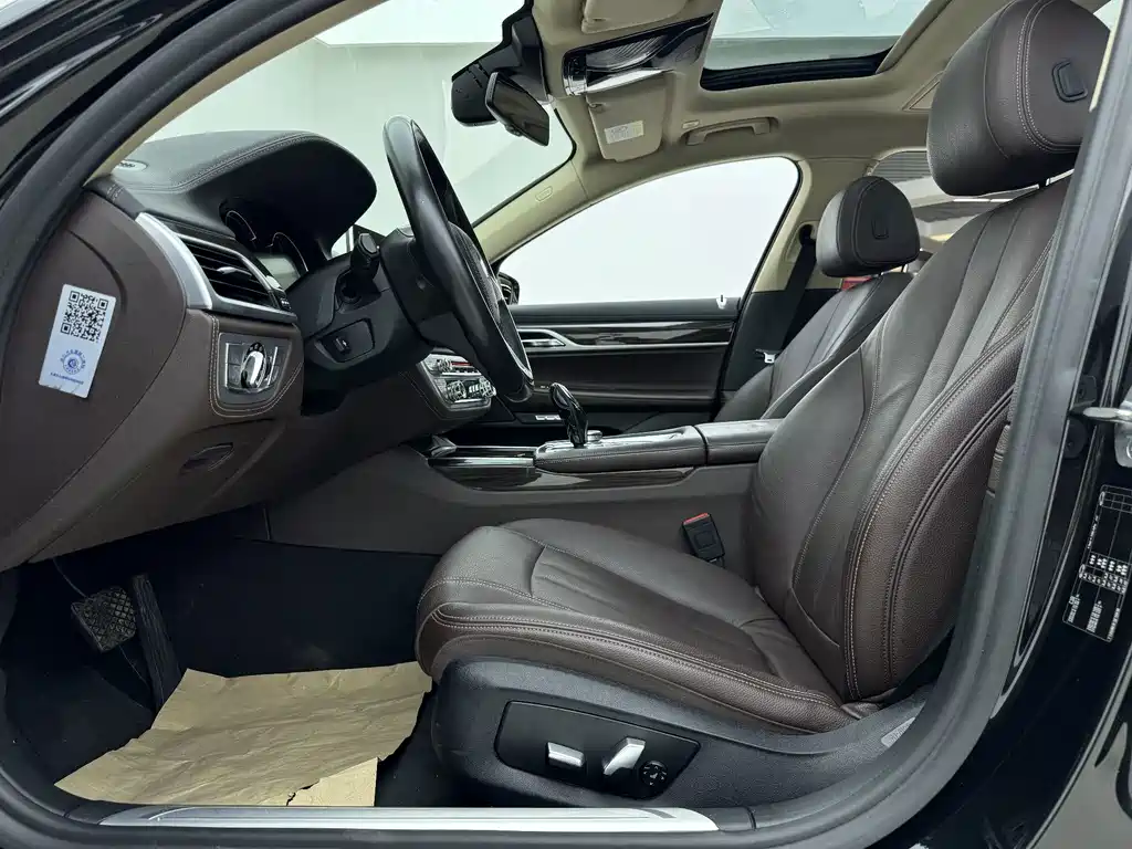 BMW 7 Series — миниатюра 11