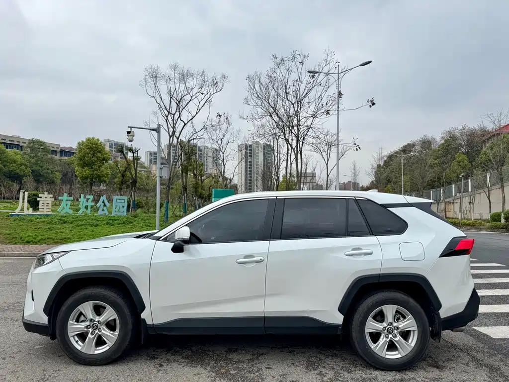 Toyota RAV4 — миниатюра 12