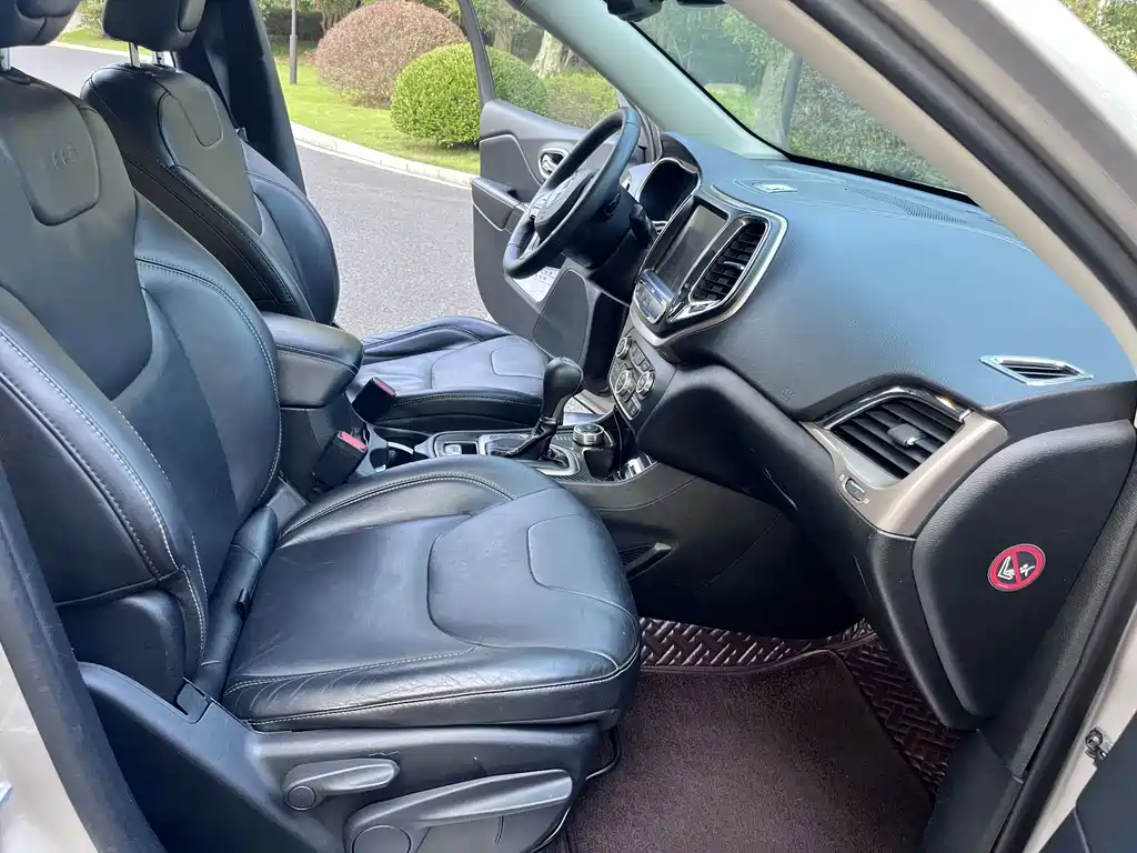 Jeep Cherokee (Import) — миниатюра 13