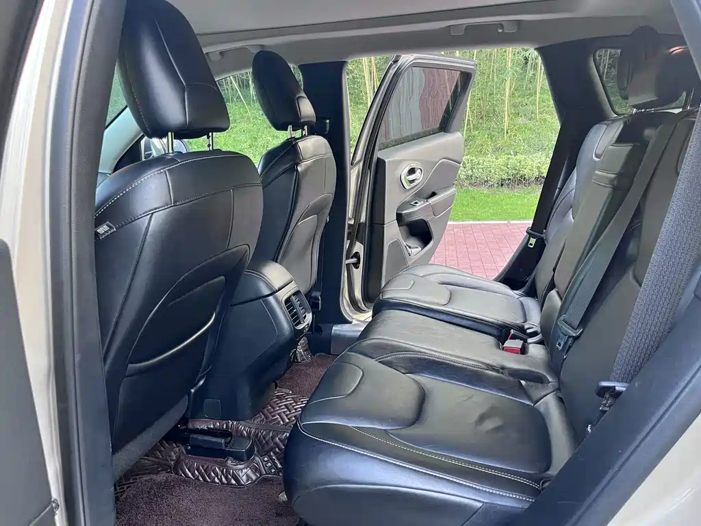 Jeep Cherokee (Import) — миниатюра 14