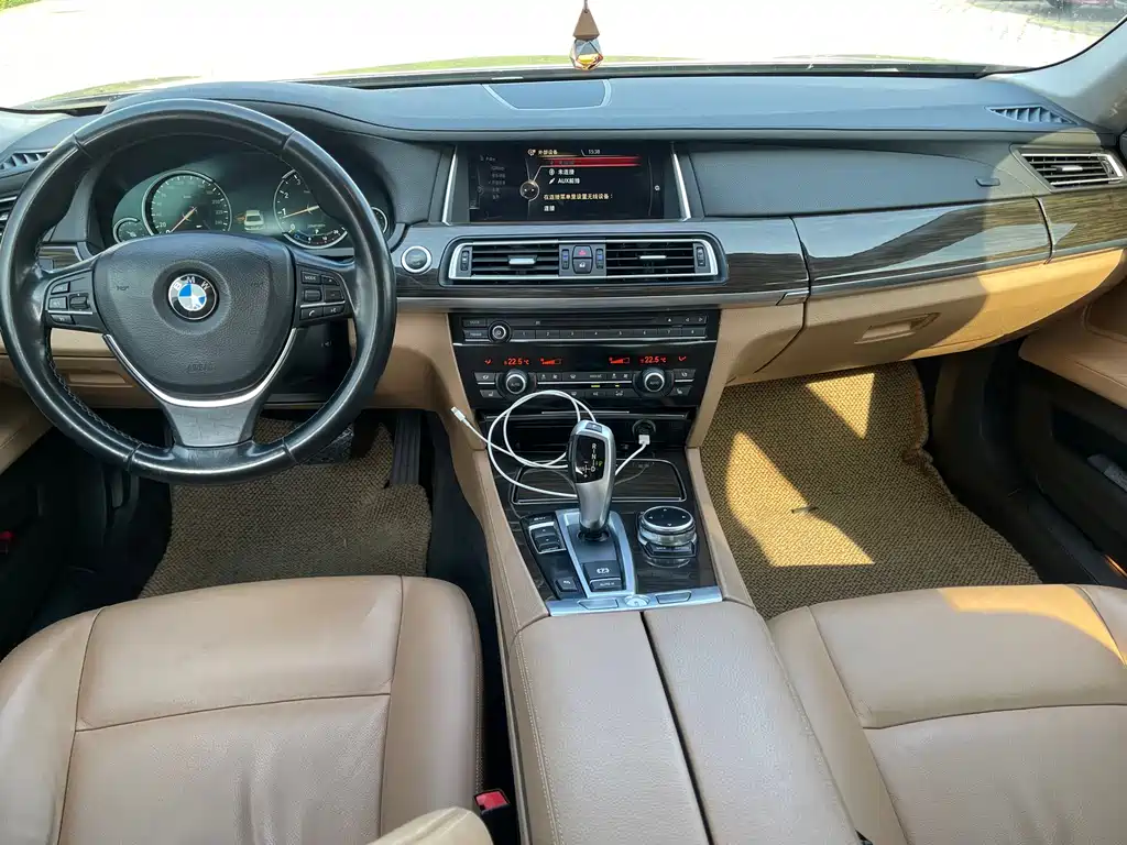 BMW 7 Series — миниатюра 8