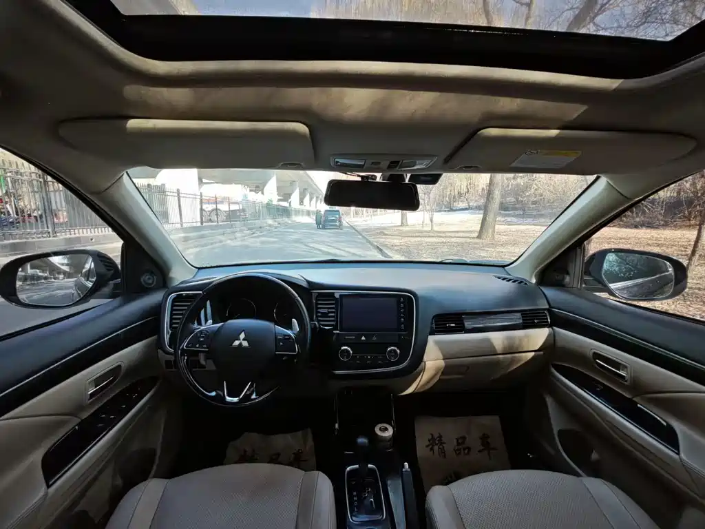 Заказать Mitsubishi Outlander 2017 года за 2 186 555 ₽  из Китая