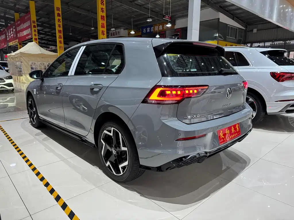 Volkswagen Golf 2025 300TSI R-Line