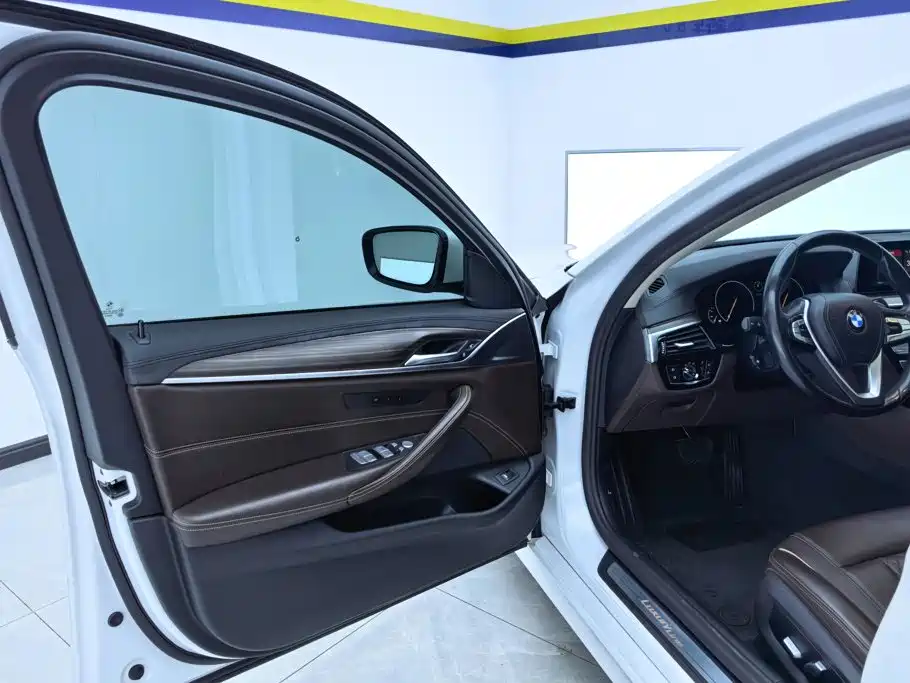 BMW 5 Series — миниатюра 7