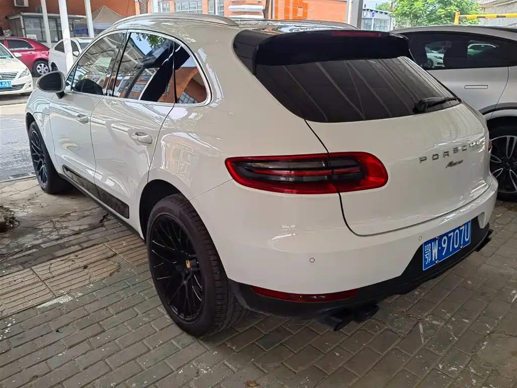 PORSCHE MACAN