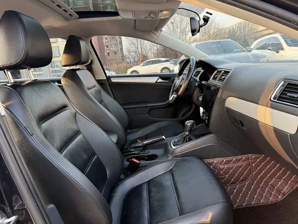 Volkswagen Sagitar 2014 1.6L AT Comfort