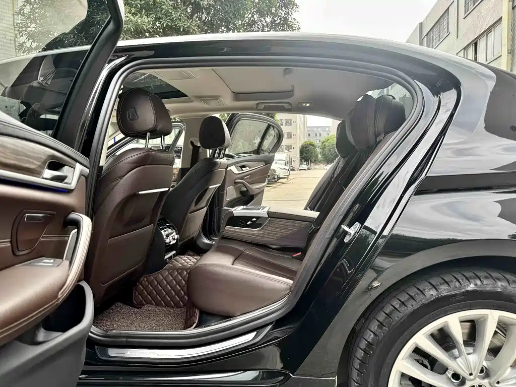 BMW 5 Series — миниатюра 7