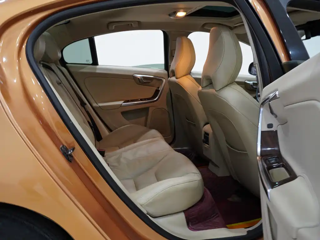 Volvo S60 (Import) — миниатюра 11