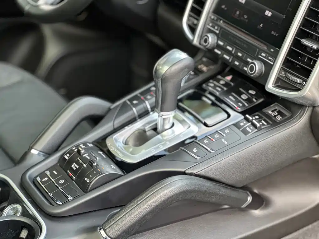 Porsche Cayenne — миниатюра 12