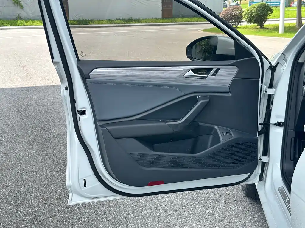 Volkswagen Sagitar 2023 300TSI DSG