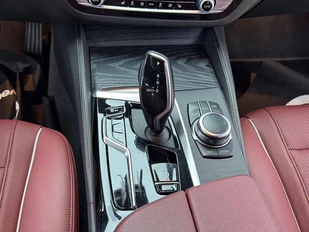 BMW 5 Series - фото 11