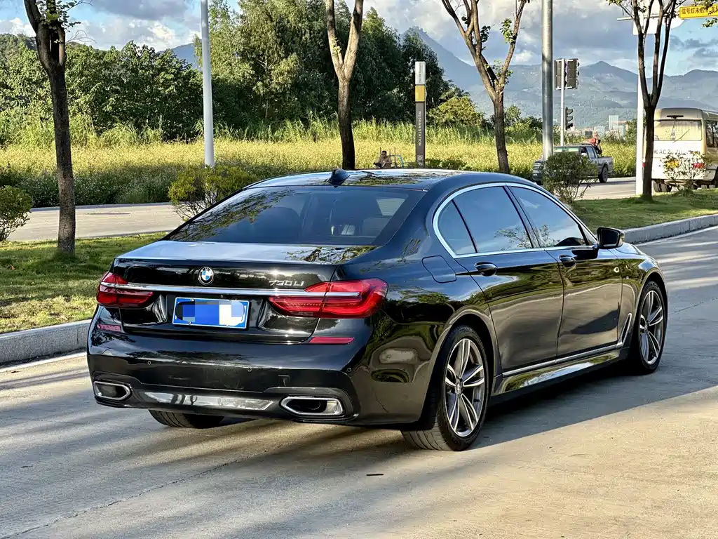 BMW 7 Series — миниатюра 12