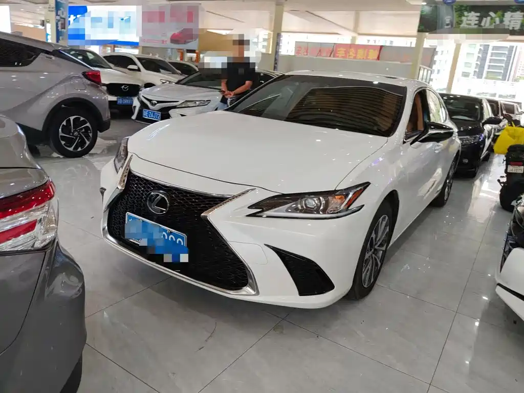 Lexus ES 2022