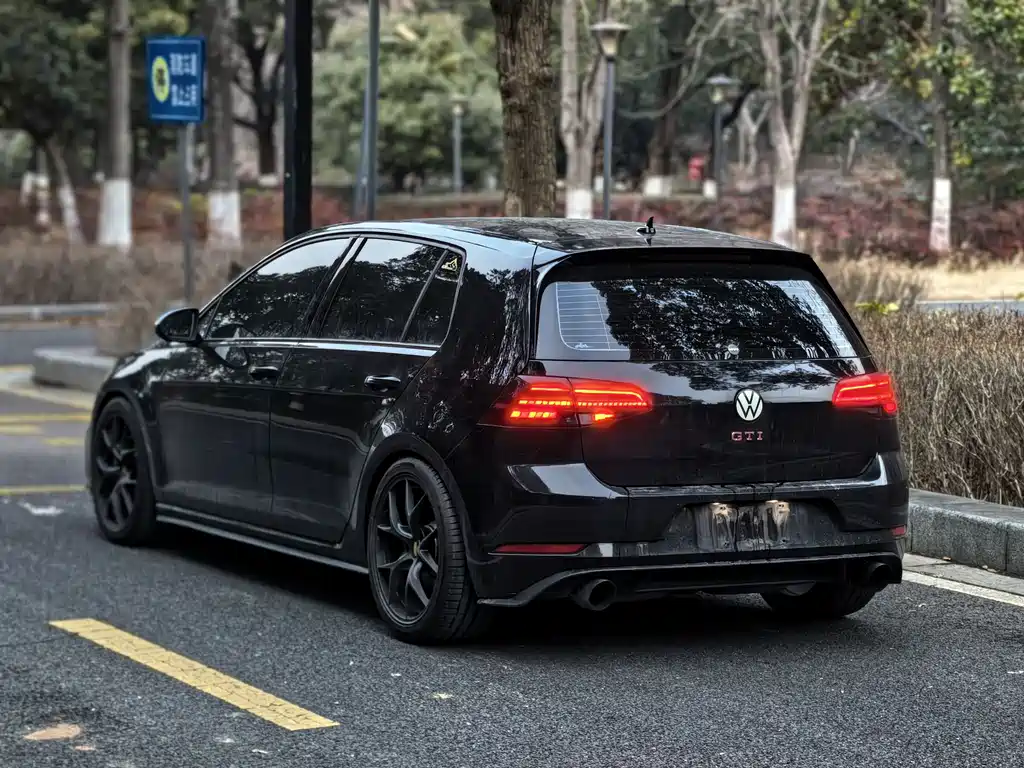 VOLKSWAGEN GOLF GTI