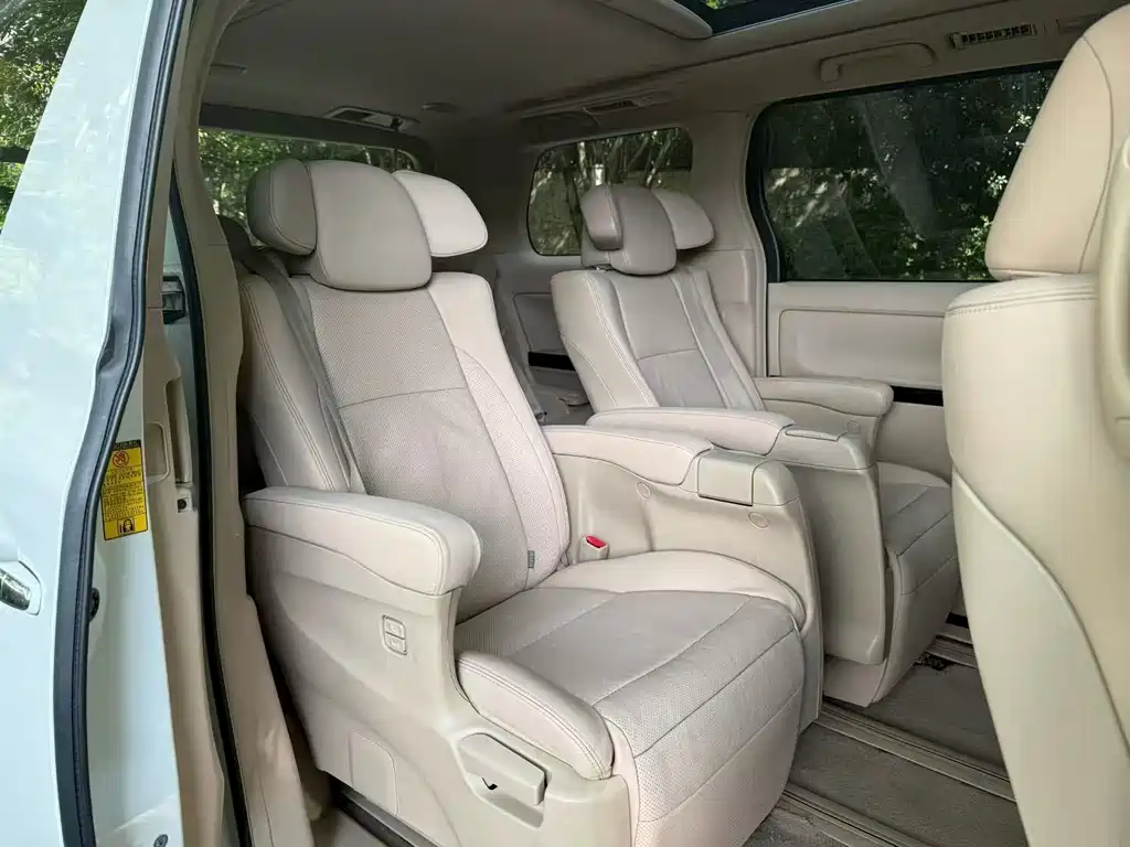 Toyota Alphard — миниатюра 6