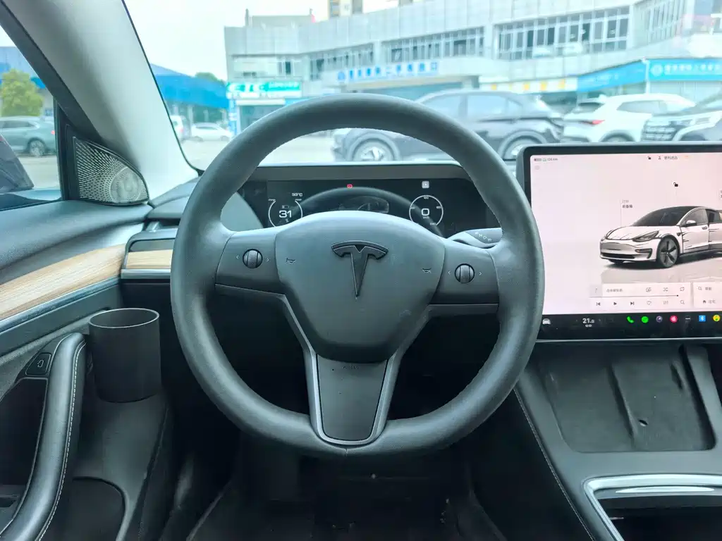 Tesla Model 3 — миниатюра 8