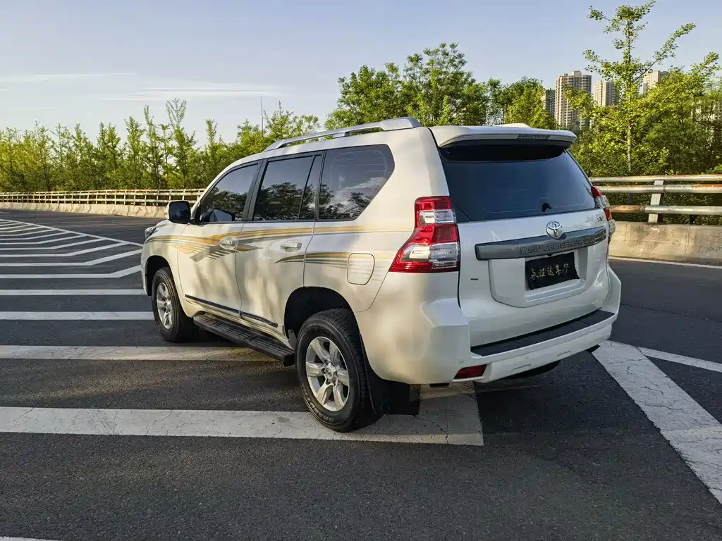 Toyota Land Cruiser Prado 2014 2.7L AT Luxury